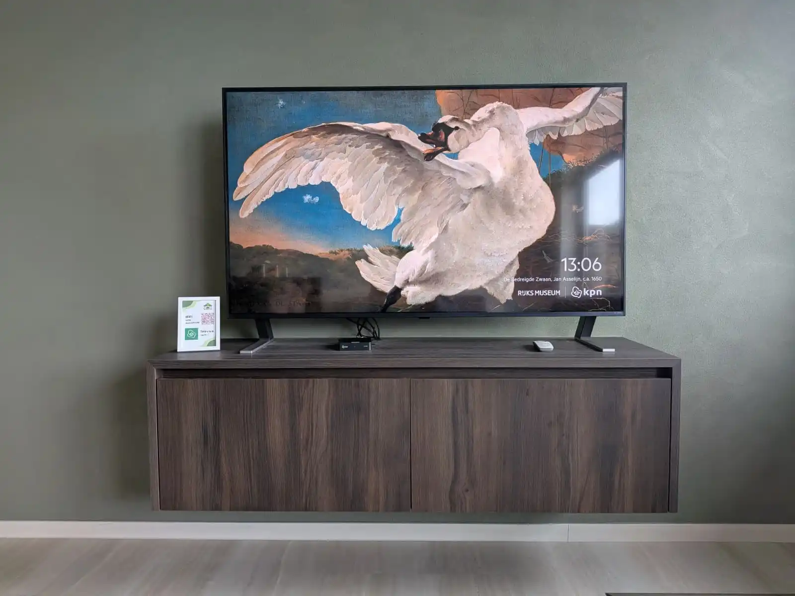 Tv-meubel in de woonkamer van appartement Kievit