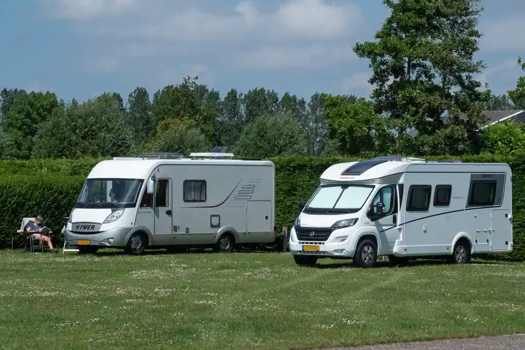 Camperplaatsen op het camperveld van Camping De Ploeg in Groede