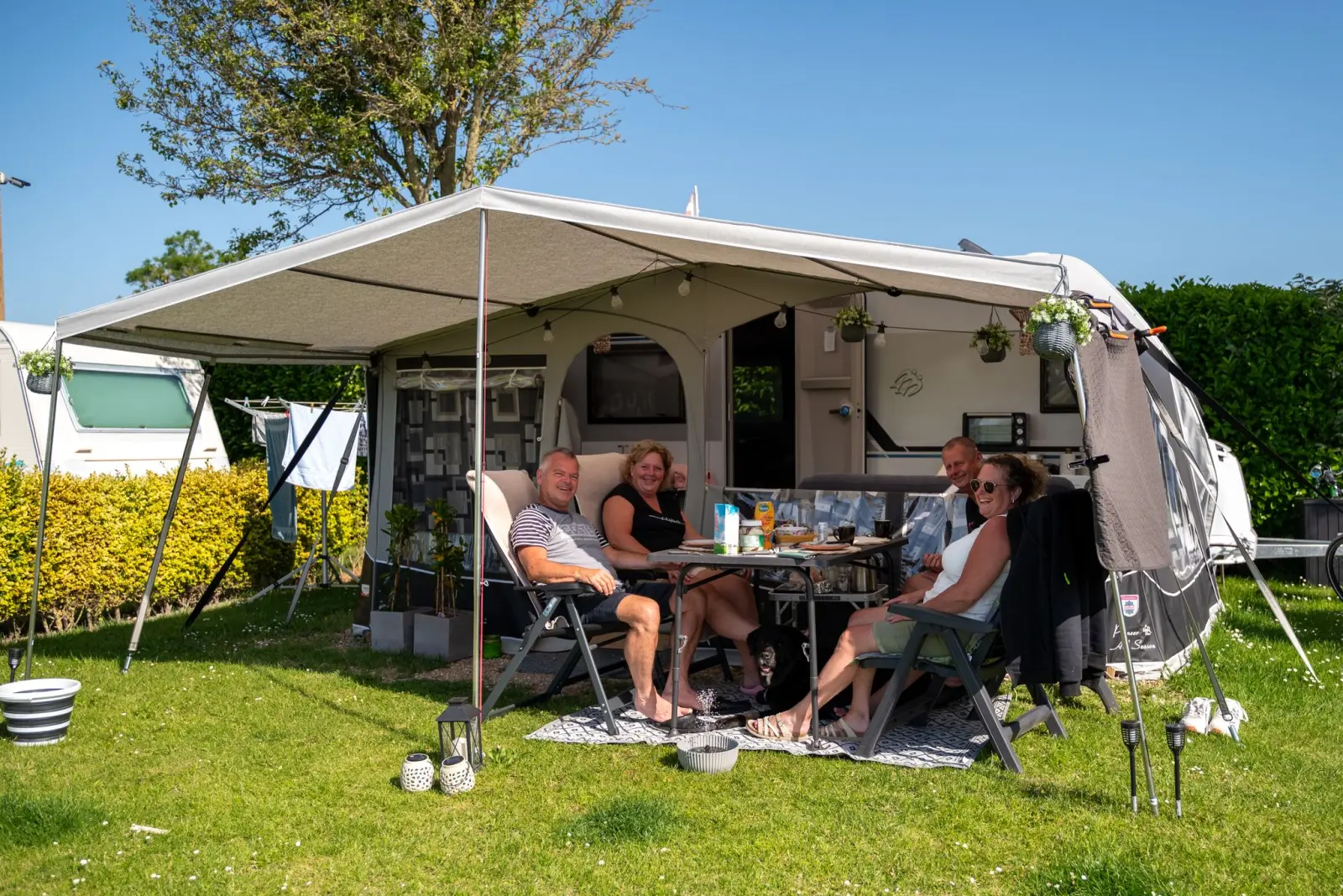 Moment convivial sous l'auvent près de la caravane — Het Platte Putje