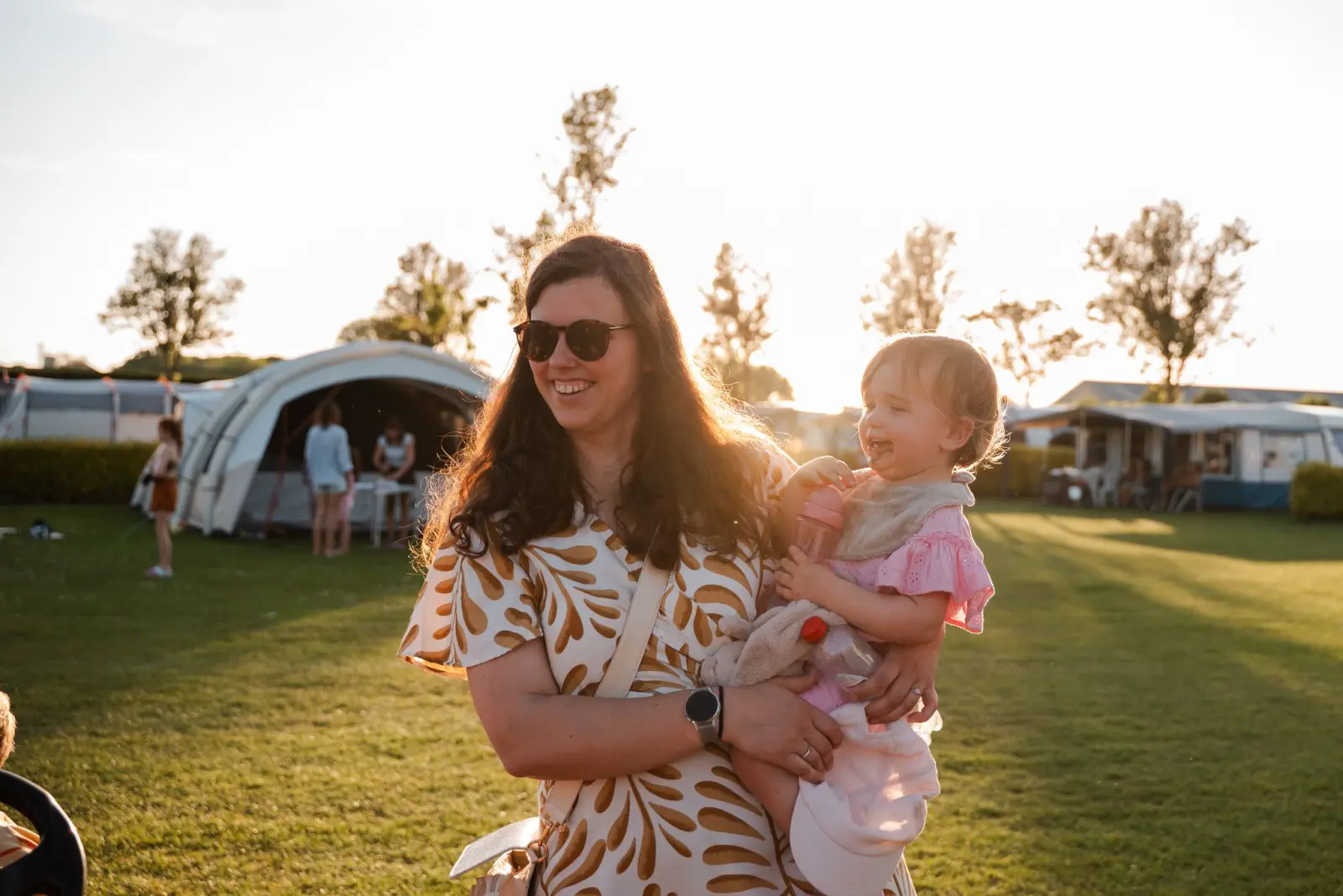 Une mère et son enfant profitent du soleil couchant au camping — Het Platte Putje