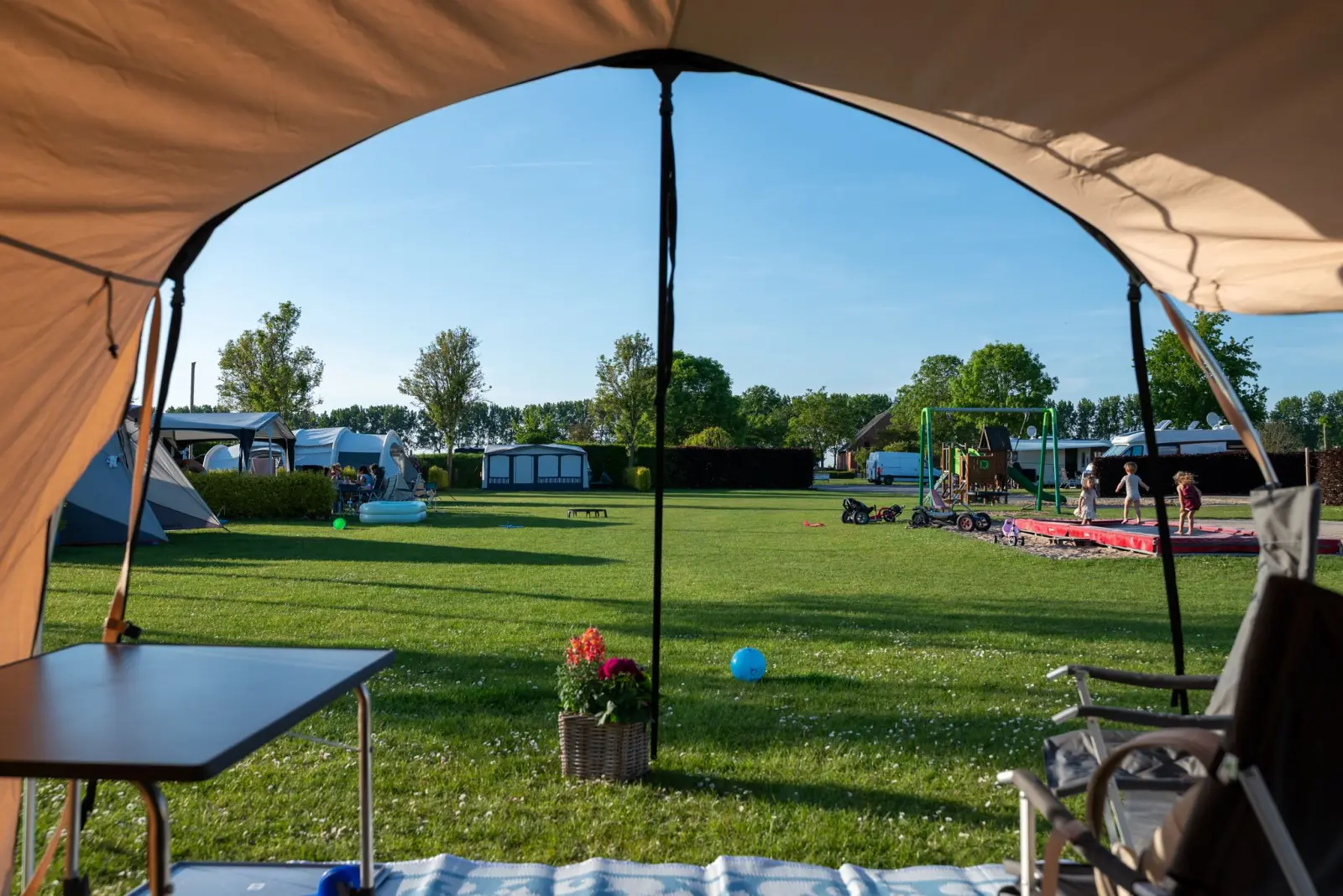 Vue depuis la tente sur le terrain de camping et l'aire de jeux — Het Platte Putje