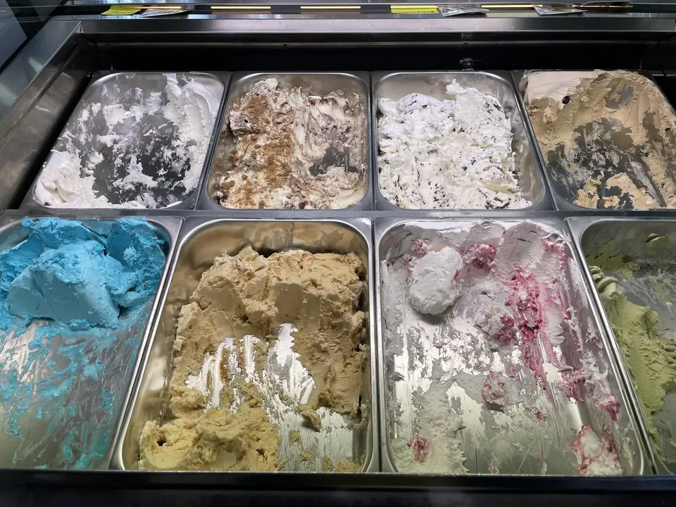 Bakken schepijs in de vitrine van De Groe'ne Poort in Groede